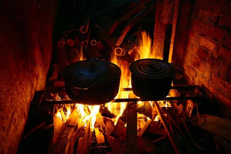 Bà nhóm lửa