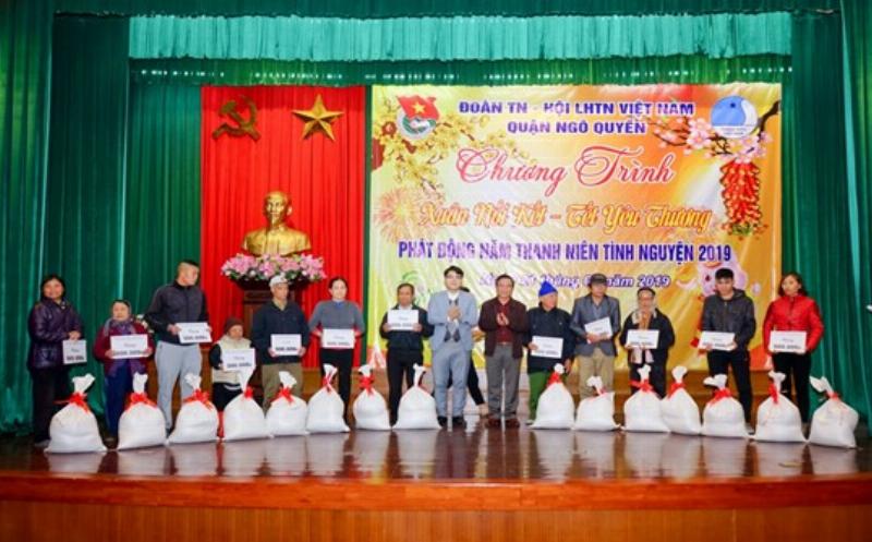 Dạy trẻ về lá lành đùm lá rách