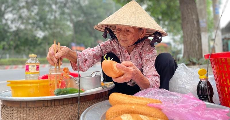 Đôi bàn tay nhỏ bé của bà Lan thoăn thoắt làm bánh mì