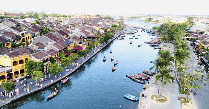 Bản đồ hiển thị sự đa dạng văn hóa và địa lý, làm nổi bật đặc điểm người dân châu âu theo vùng miền.