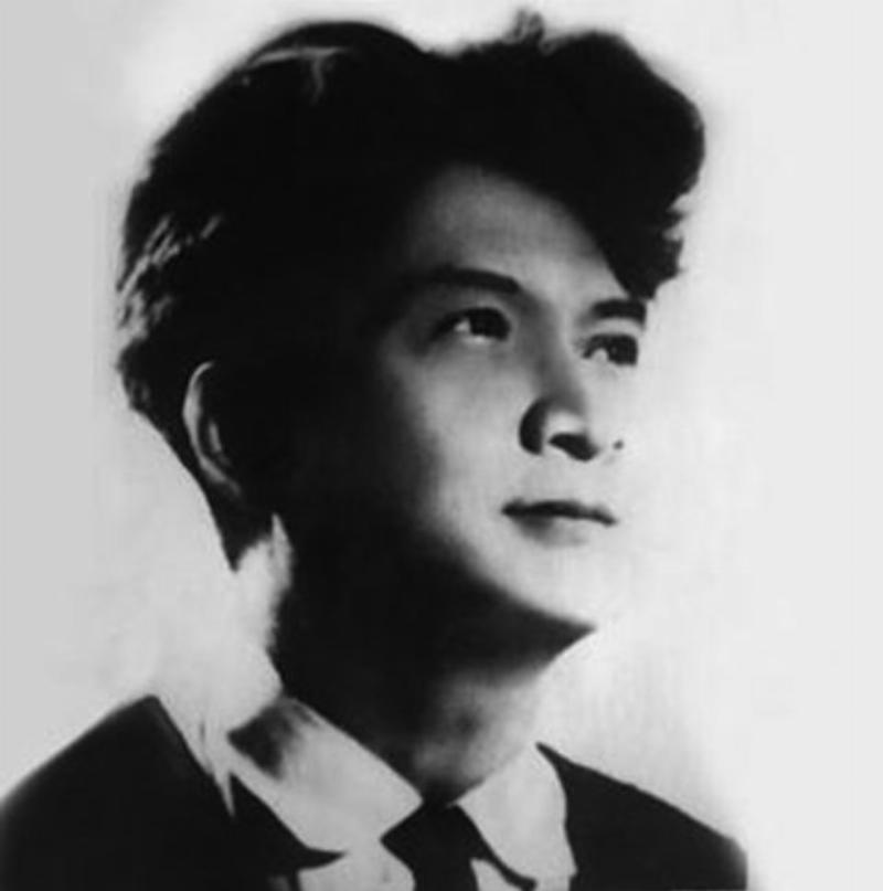 Đứa trẻ ngồi đọc thơ, đặt mình là nhân vật người con trong bài thơ, khuôn mặt chăm chú