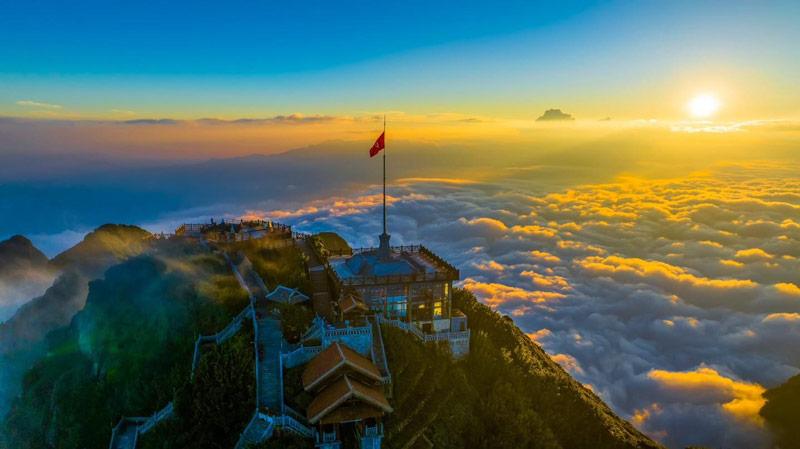 Đỉnh Fansipan, nóc nhà Đông Dương trong dãy Hoàng Liên Sơn địa lí lớp 4, nhìn từ cáp treo hoặc trên cao.