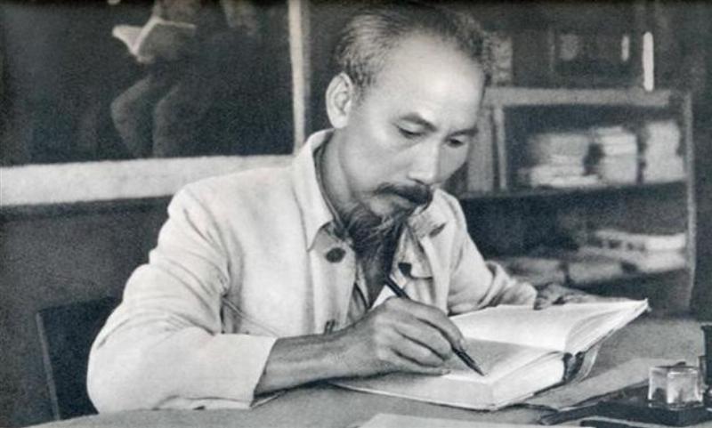 Một gia đình (bố mẹ và các con) đang cùng nhau ngắm trăng đêm thu, thể hiện sự sum họp, ấm áp đối lập với nỗi nhớ nhà của người xa xứ