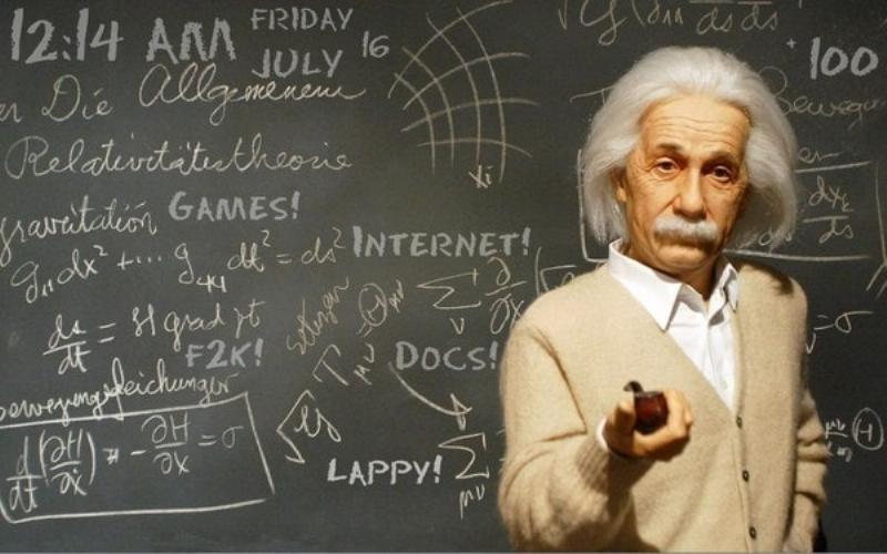 Nhóm học sinh lớp 8 đang cùng nhau giải bài tập vật lý tại bàn học