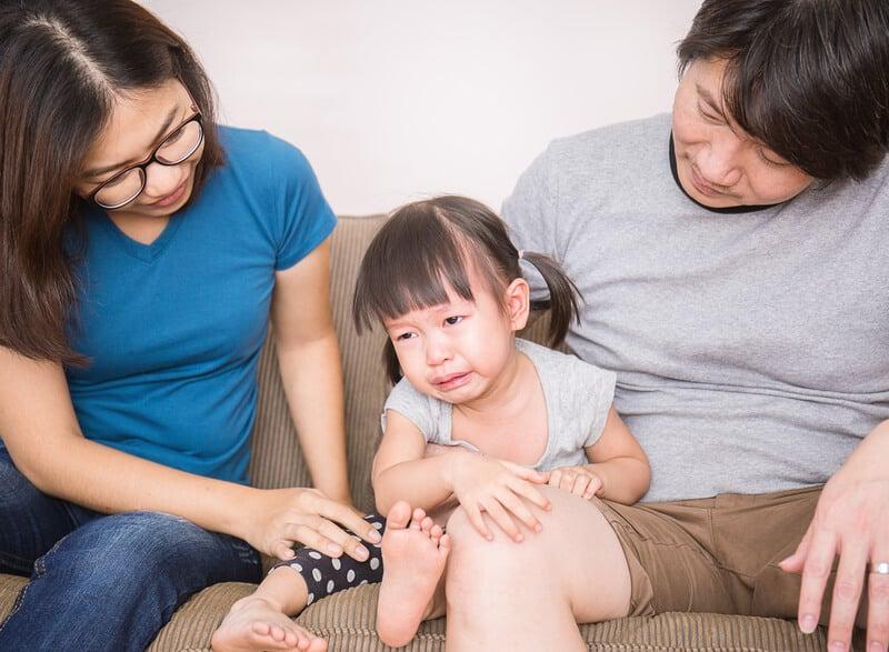 Hai đứa trẻ đang an ủi nhau, thể hiện sự đồng cảm học được