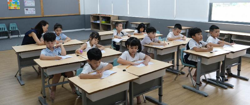 Trẻ em lập kế hoạch ôn tập bài học, quản lý thời gian hiệu quả