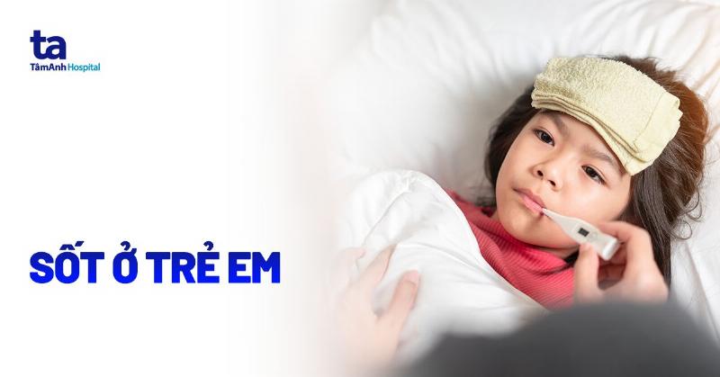 Hình ảnh minh họa mẹo vặt chăm sóc trẻ bị sốt cao tại nhà, giữ trẻ thoáng mát.