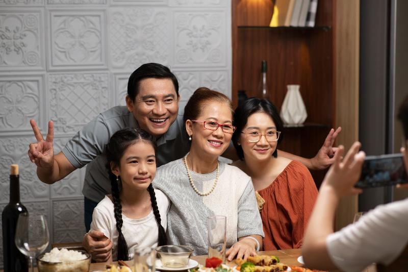 Trẻ em nghỉ ngơi thư giãn giữa giờ ôn lại bài vở để nạp năng lượng