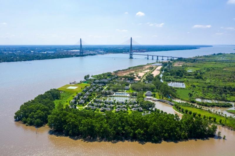 Cảnh quan hiện đại thể hiện sự phát triển kinh tế mạnh mẽ ở vùng Đông Nam Bộ, như các tòa nhà cao tầng, khu công nghiệp hiện đại, hoặc cảng biển sầm uất, liên quan đến kiến thức Địa lý 12 bài 37