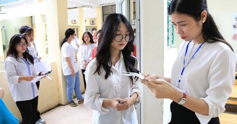 Học sinh đang tự tin hoàn thành bài kiểm tra trắc nghiệm, thể hiện sự chuẩn bị tốt cho trắc nghiệm sinh 12 bài 24