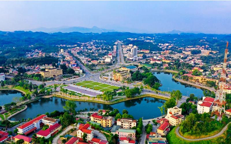 Hình ảnh các dân tộc thiểu số với trang phục truyền thống ở vùng dãy Hoàng Liên Sơn địa lí lớp 4, thể hiện sự đa dạng văn hóa.