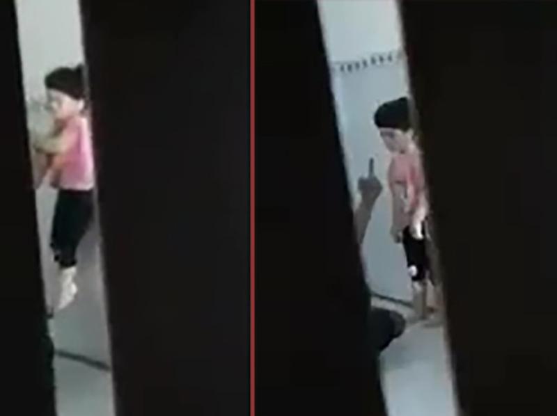 Bé gái đẩy tường