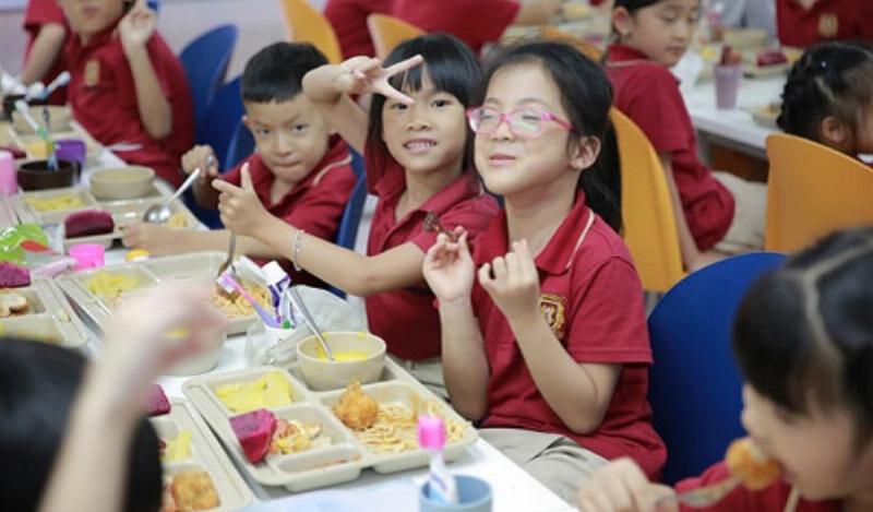 Bé nhất nhà tự chuẩn bị đồ dùng đi học, học cách sắp xếp và tự lập