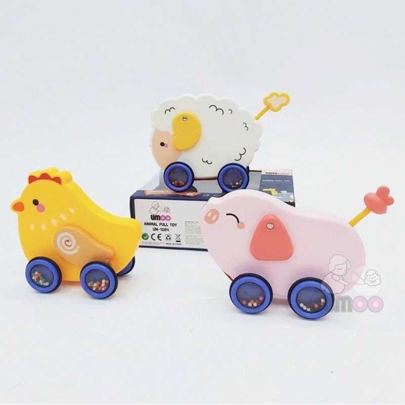 Bé trai đẩy xe đồ chơi