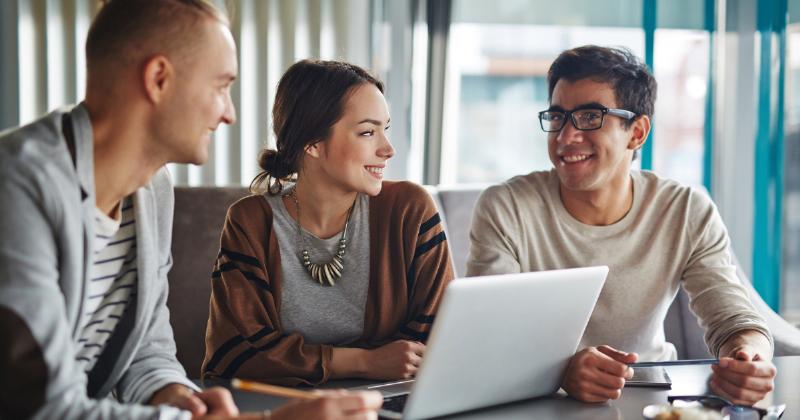 Hình ảnh một đứa trẻ đang biểu đạt cảm xúc mạnh mẽ qua nét mặt và cử chỉ, minh họa giá trị biểu đạt không lời