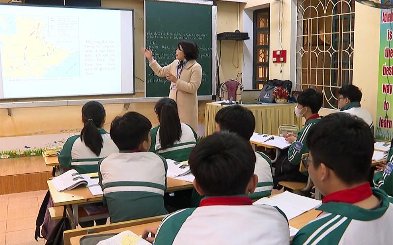Phụ huynh hỗ trợ con ôn tập trắc nghiệm tin 12 bài 9 tại nhà