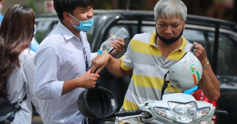 Bố mẹ đồng hành cùng con ôn tập Sinh học 12, làm các bài trắc nghiệm cùng con