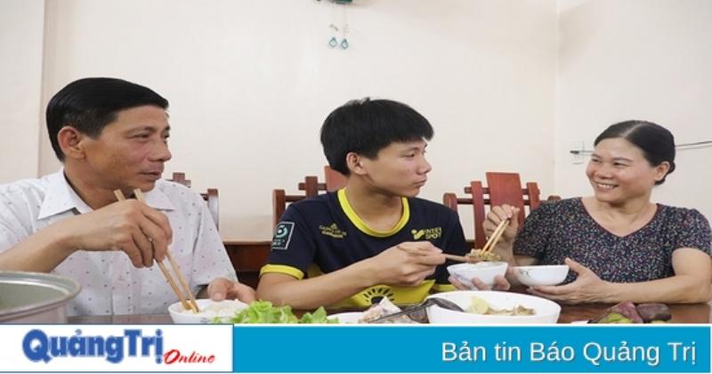 Bữa cơm gia đình ấm cúng: Cả gia đình ngồi quây quần bên mâm cơm, cùng nhau trò chuyện vui vẻ.