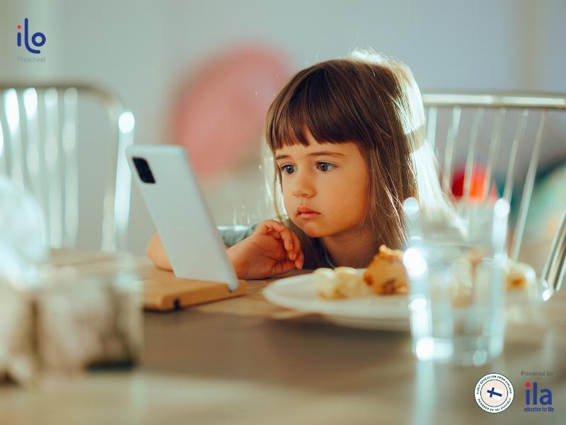 Cân bằng thời gian màn hình: Trẻ em chơi đùa và sử dụng thiết bị