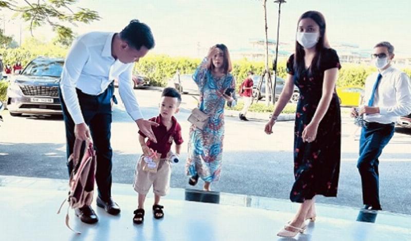 Hình ảnh cha mẹ kiên nhẫn đồng hành cùng trẻ giải đáp câu hỏi văn bản này thuật lại sự kiện gì
