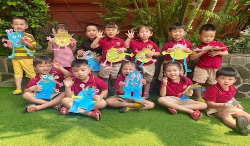 Một phụ huynh Việt Nam đang ngồi bên cạnh con mình, lắng nghe con chia sẻ về những khó khăn trong học tập, có thể là với bài toán 12 bài 5 trang 43.