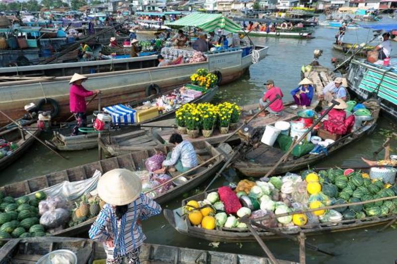 Hình ảnh chợ nổi tấp nập trên sông, thể hiện nét đặc trưng văn hóa và kinh tế của vùng Đồng bằng sông Cửu Long trong địa lý 9 bài 37