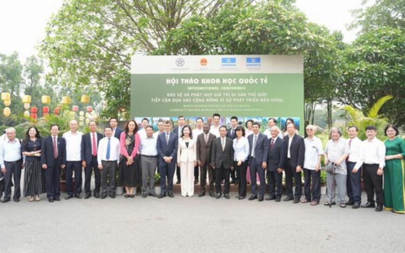 Hình ảnh minh họa các ví dụ về cơ sở dữ liệu trong cuộc sống hàng ngày như danh bạ điện thoại, danh sách mua sắm, lịch trình học tập, kết nối với kiến thức tin học lớp 12 bài 7.