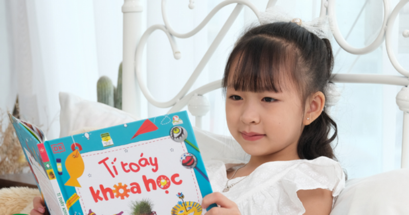 Đứa trẻ với bóng đèn ý tưởng sáng tạo, minh họa tư duy mới mẻ