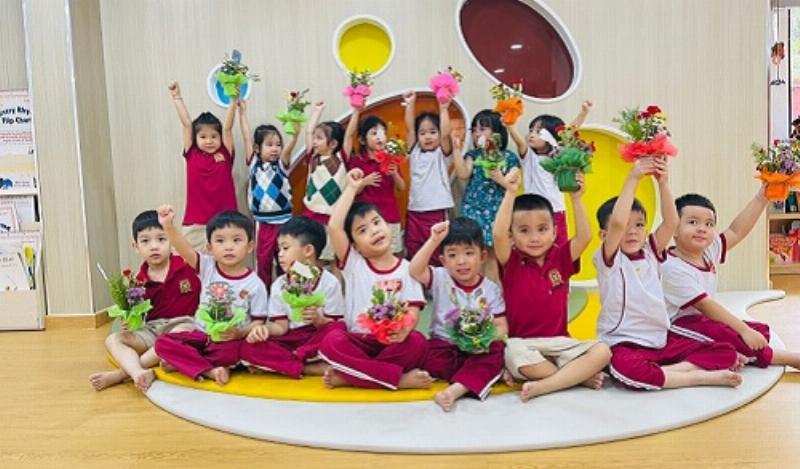 Người bố đang dạy con cách giữ gìn và sắp xếp đồ chơi, thể hiện sự trân trọng với những món đồ của mình và công sức của người mua, phân biệt trân trọng hay chân trọng giá trị