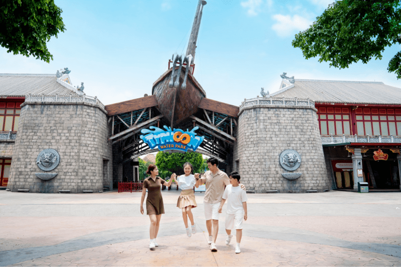 Gia đình vui vẻ chơi đùa tại công viên vào một ngày nắng đẹp, chuẩn bị theo dự báo thời tiết ngày mai
