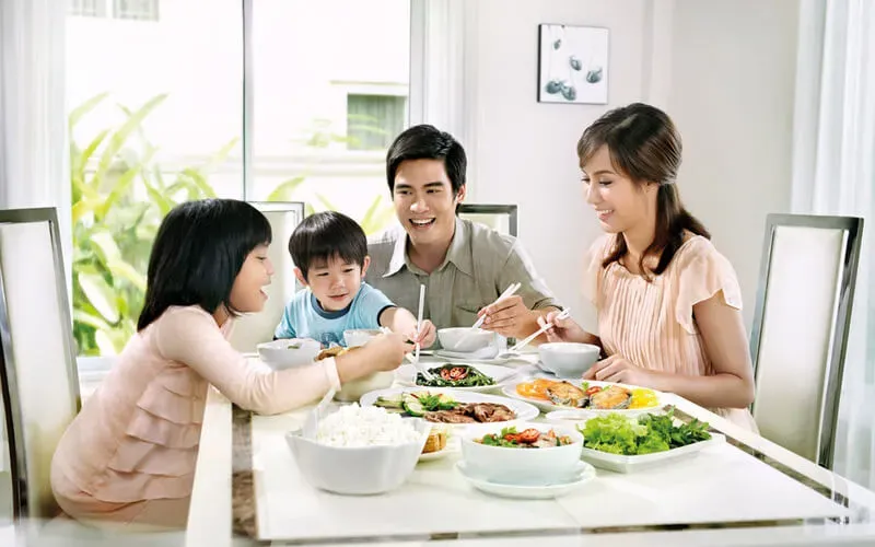 Gia đình quây quần nói chuyện, thể hiện sự gắn kết và giao tiếp mở