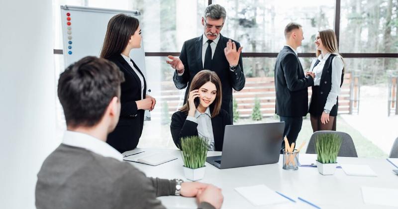 Gia đình cùng nhau tranh luận về việc sử dụng đúng từ trân trọng hay chân trọng trong giao tiếp hàng ngày