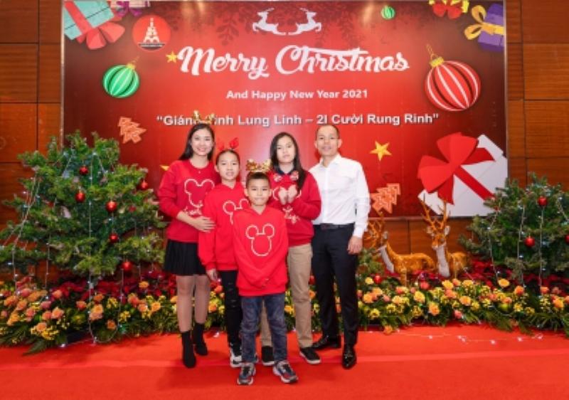 Hình ảnh gia đình đang học tập cùng nhau trong không khí vui tươi, thể hiện sự đồng hành của cha mẹ