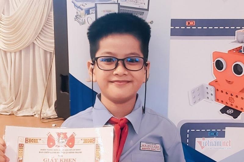 Gia đình cùng học toán lớp 5 tại nhà với không khí vui vẻ và gắn kết