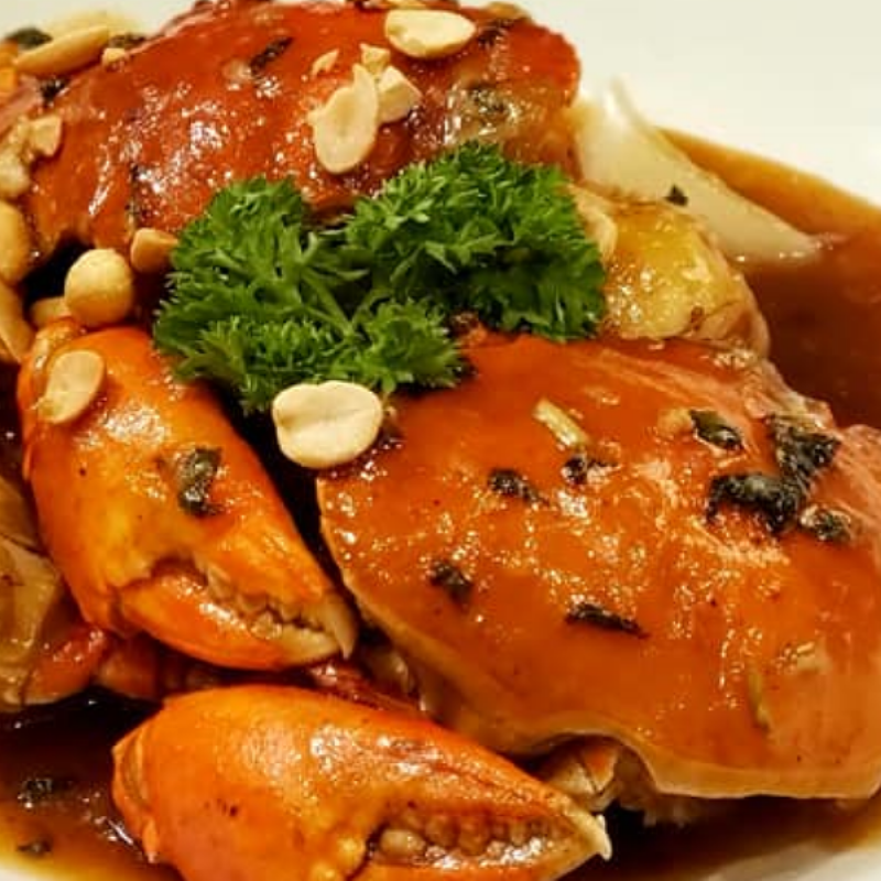 Gia đình cùng nhau chuẩn bị hoặc thưởng thức món ăn đặc trưng của Miền Tây, liên kết bài học địa lý 9 bài 37 với ẩm thực và văn hóa