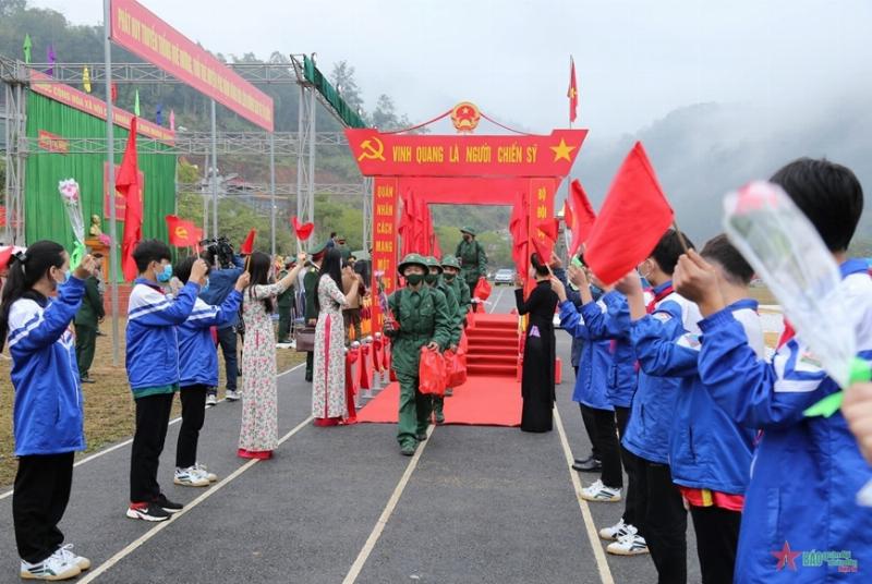 Mot gia dinh dang ngoi lai thao luan ve cac quyen va nghia vu cong dan, lien quan den giao duc cong dan 12 bai 7