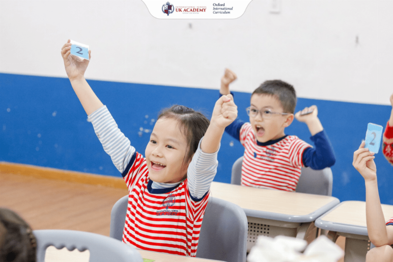 Bé luyện tập giải toán thường xuyên