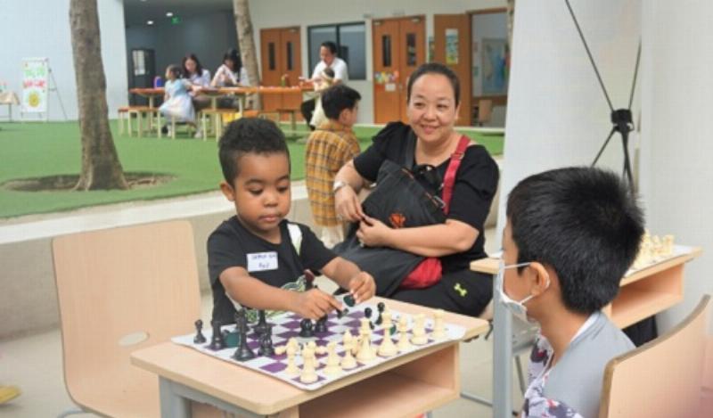 Giao tiếp gia đình trong thời đại số: Gia đình cùng nhau đọc sách, trò chuyện, hạn chế sử dụng điện thoại.