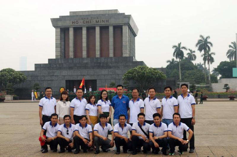 Hình ảnh hàng tre, đoàn người viếng Bác