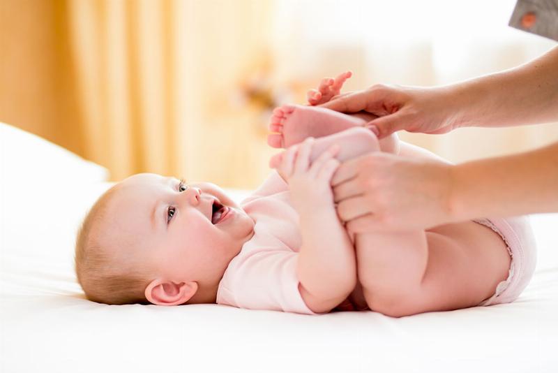 Bé học nấu ăn cùng cha mẹ và tìm điểm sai trong công thức