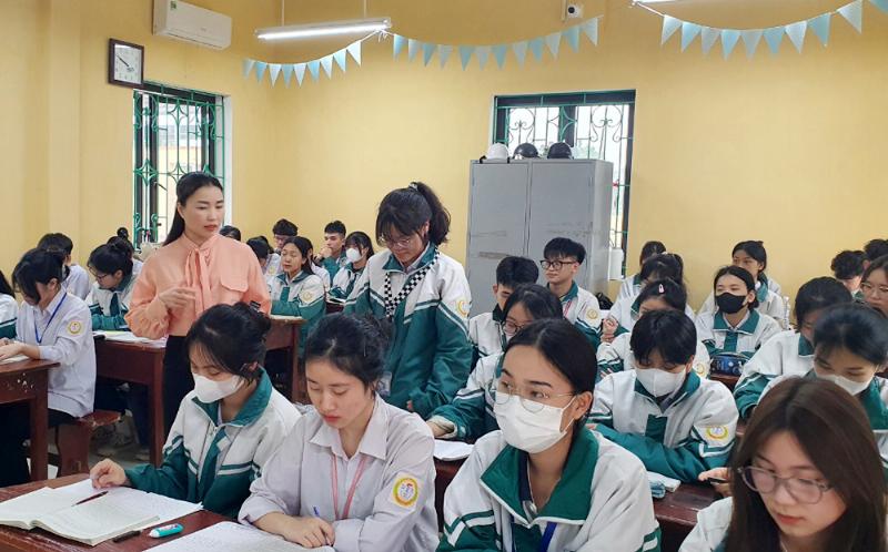 Học sinh tập trung làm bài trắc nghiệm Sử 9, rèn luyện kỹ năng ôn tập hiệu quả