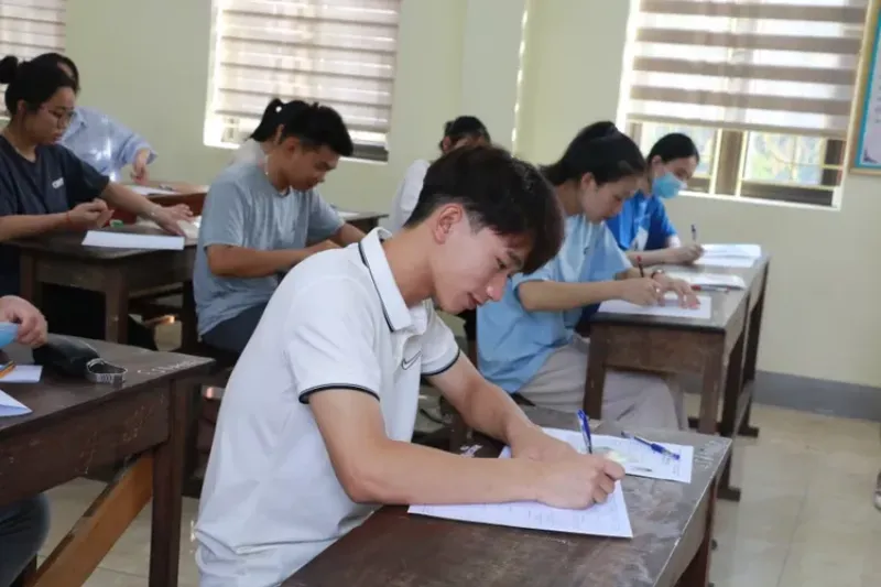Học sinh chăm chú làm bài trắc nghiệm tin học 8 trên máy tính