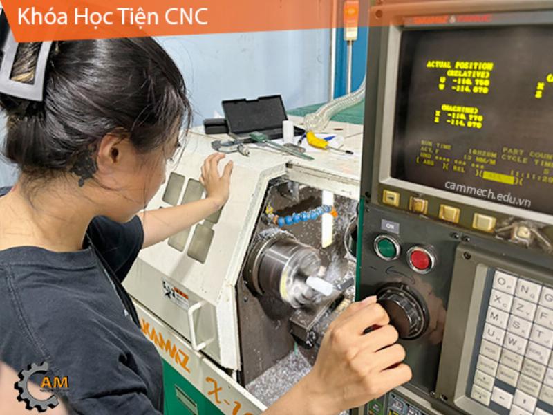 Một học sinh đang chăm chú vẽ bản vẽ kỹ thuật đơn giản, sử dụng thước và bút chì, minh họa cho phần kiến thức cơ khí trong công nghệ 9