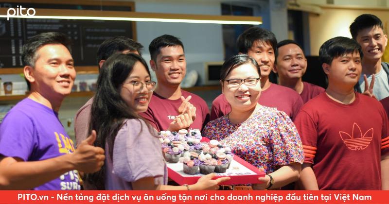 Gia đình đang chơi trò chơi dựa trên câu hỏi trắc nghiệm về lịch sử Điện Biên Phủ, có thể là dạng board game đơn giản hoặc chỉ đơn giản là hỏi đáp vui vẻ, thể hiện sự tương tác và niềm vui khi học