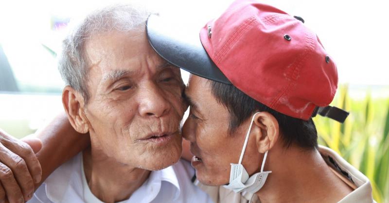 Kết nối bạn bè qua mạng xã hội