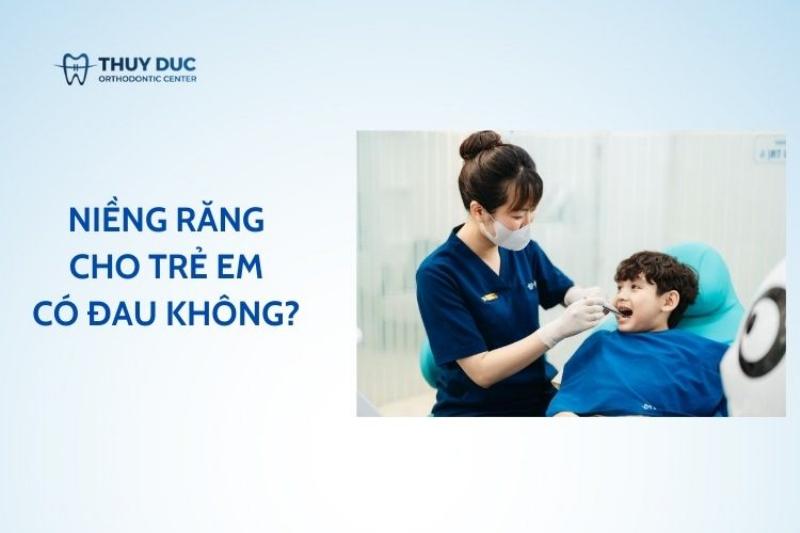 Hình ảnh minh họa một em bé đang băn khoăn nhìn vào sách và một phụ huynh đang nhẹ nhàng chỉ dẫn, thể hiện việc khắc phục khó khăn khi đọc đoạn trích sau và trả lời câu hỏi
