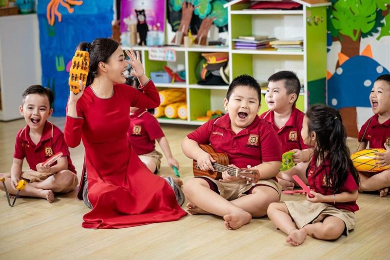 Một phụ huynh đang kiên nhẫn giải thích bài tập cho con, thể hiện sự hỗ trợ và khắc phục khó khăn.