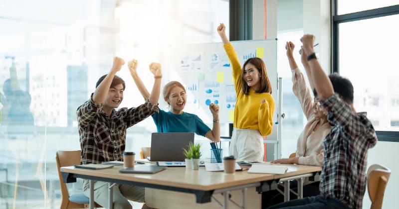 Một giáo viên đang hướng dẫn nhóm trẻ làm bài tập nhìn hình và hoàn thành câu, thể hiện lợi ích giáo dục.