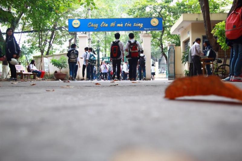 Hình ảnh một chuyên gia sinh học đang nói chuyện hoặc làm việc trong phòng thí nghiệm/thiên nhiên, minh họa cho lời khuyên và uy tín bài viết về sinh học 9 bài 56 57