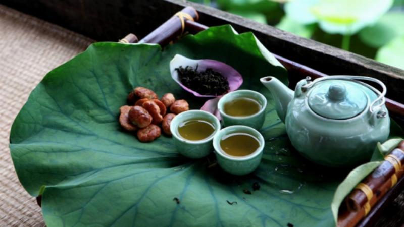 Minh họa các mẹo vặt của bà cụ bán hàng nước chè như ủ trà, giữ nhiệt ấm